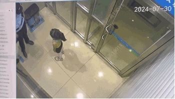 教科書式自救！小女孩走丟，竟用ATM機(jī)的世邦緊急對講求助